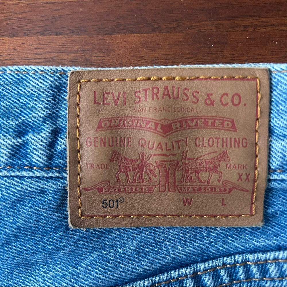 Levi’s 501 cutoff destructed denim 2.5”‎ raw hem high rise shorts - Picture 3 of 10